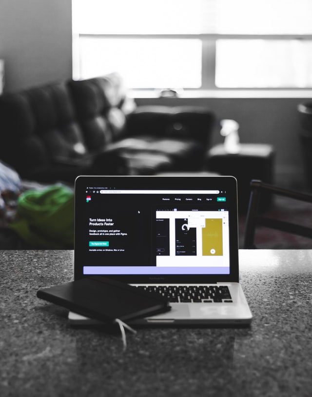 image montrant un ordinateur portable avec un téléphone mobile